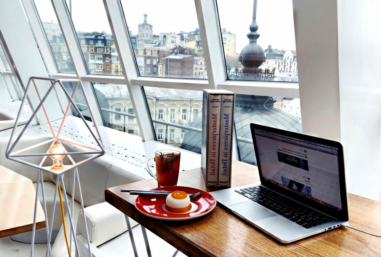 Beginner-friendly blockchain learning session with instructor explaining fundamental concepts on whiteboard